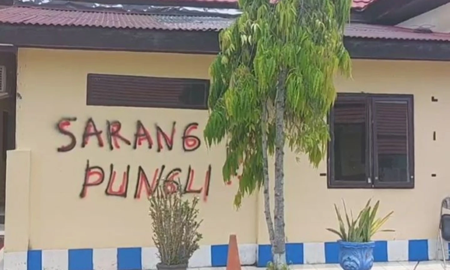 Oknum Polisi Coret Dinding Polres Luwu Sarang Korupsi Diduga ODJ