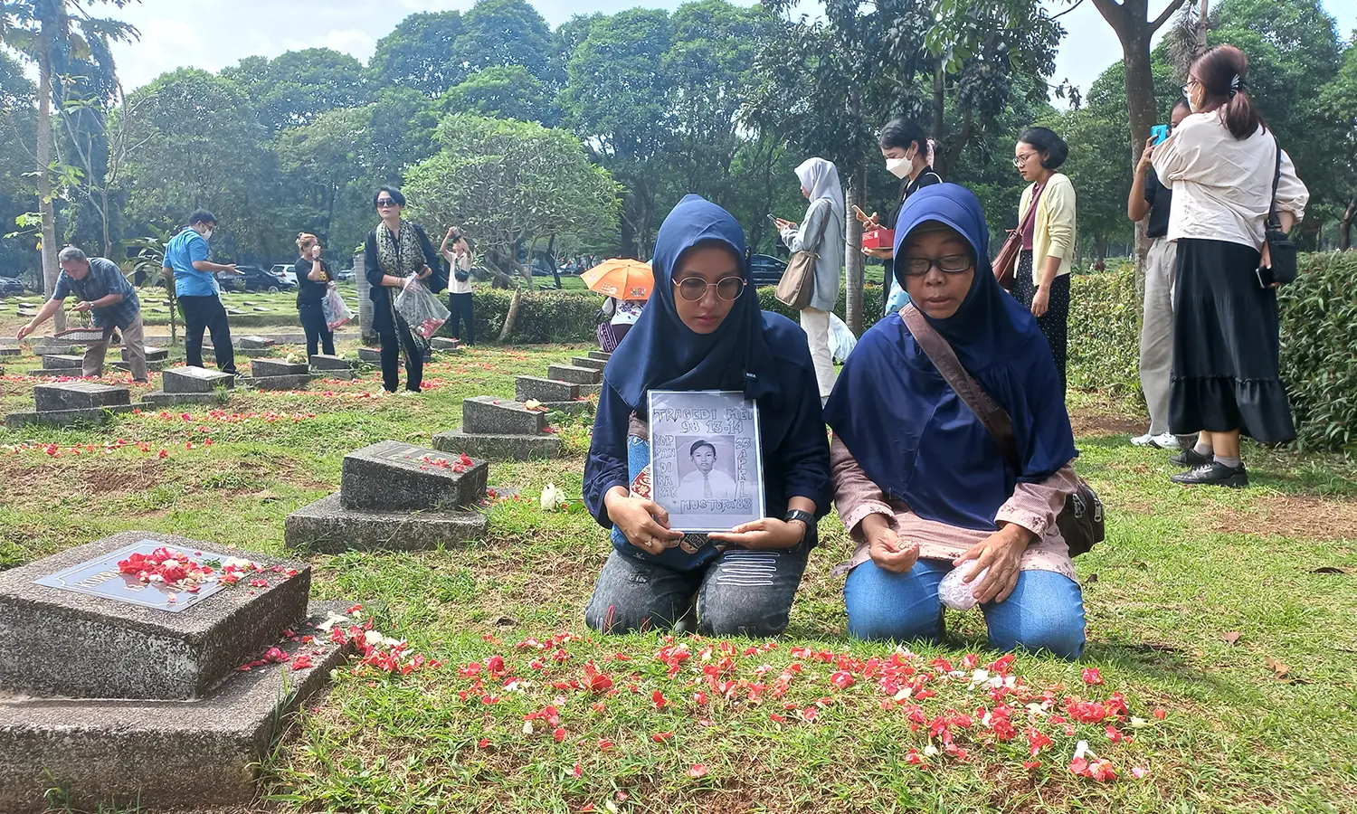 Keluarga Korban Tragedi Mei 1998 Tabur Bunga di TPU Pondok Ranggon
