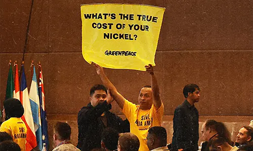 Empat Aktivis Greenpeace Diamankan Saat Kritik Proyek Hilirisasi Nikel Raja Ampat 