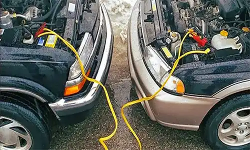 Mogok Saat Diperjalanan? Begini Cara Jumper Aki Mobil yang Benar dan Aman