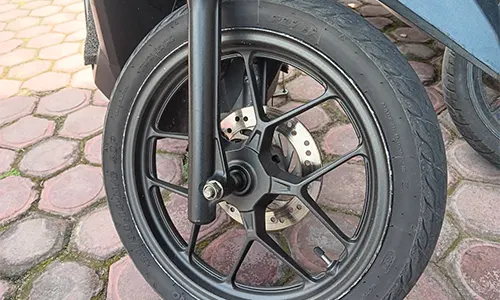 Mudah dan Praktis! Begini Cara Memperbaiki Ban Motor yang Sobek dan Retak