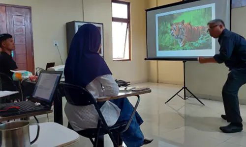 Sihir Fotografer Terkemuka Edward Tigor Siahaan di Kelas Sekolah Jurnalisme Parboaboa Siantar